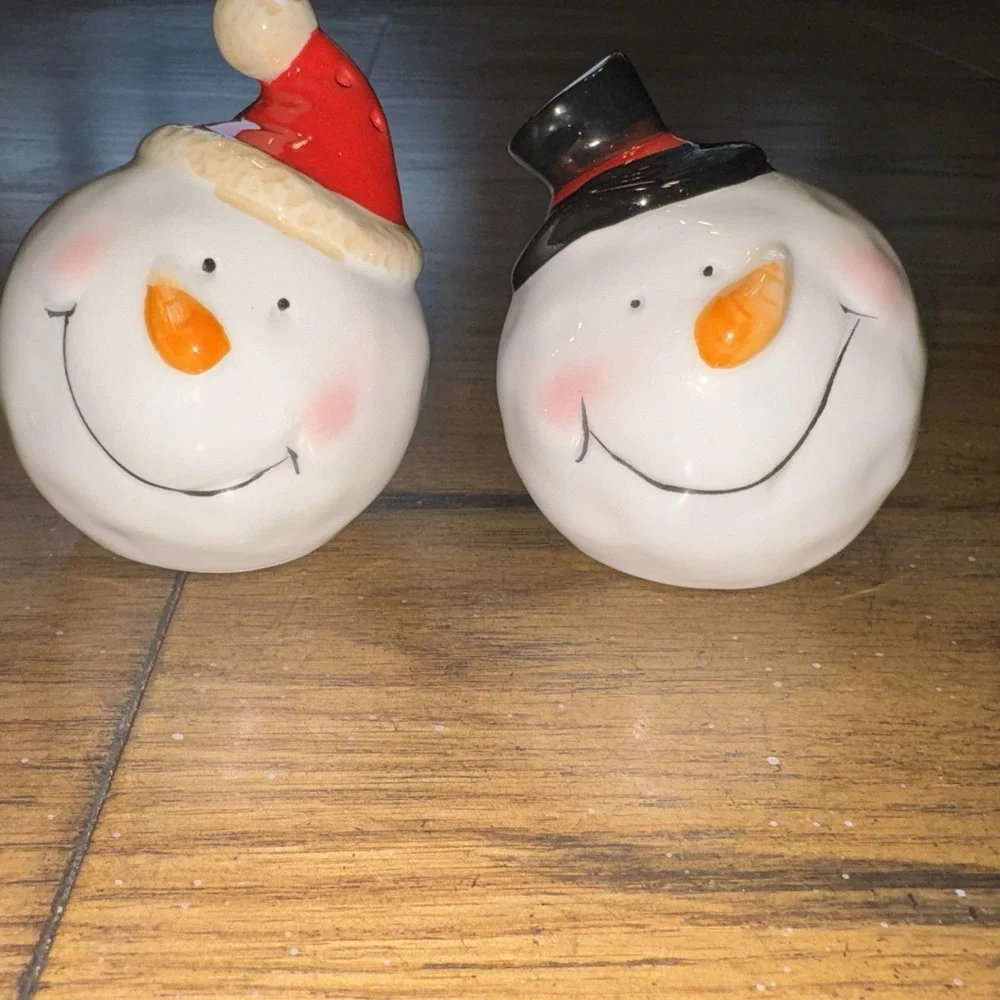 Kirklands Snowball Snowman Salt Pepper Shaker Set Ceramic Christmas *READ*